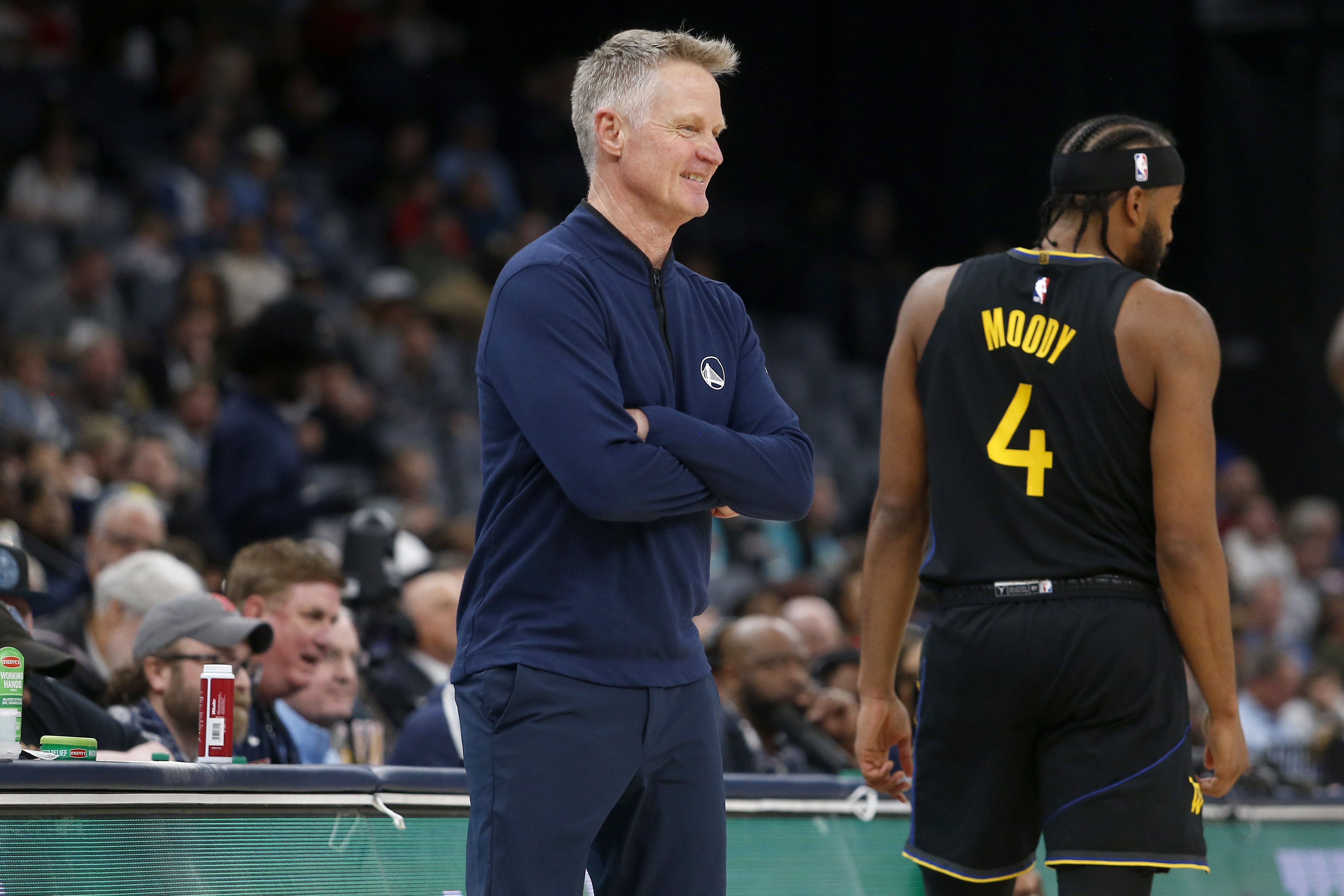 科尔谈穆迪拄拐现身主场：见到他回来非常开心 大伙儿也很兴奋